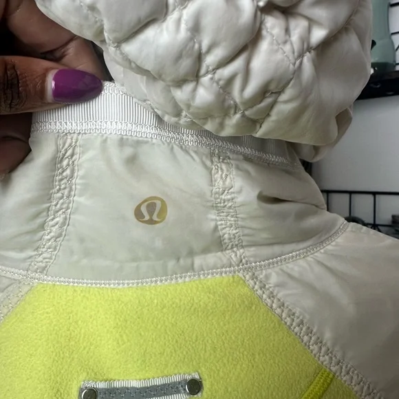 LULULEMON RUN BUNDLE UP GOOSE DOWN JACKET CLARITY YELLOW POLAR CREAM SIZE 2 - Picture 13 of 17